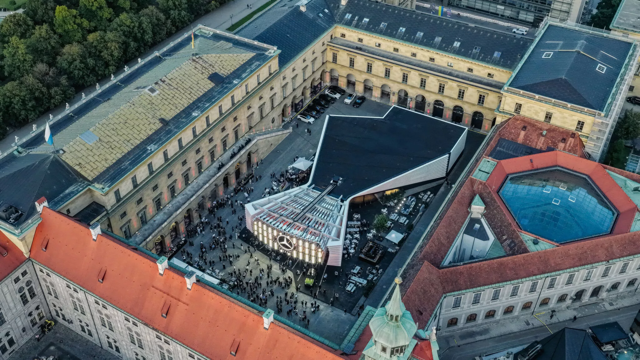 مرسيدس تعلن عن استثمارات هائلة وأضخم هجوم طرازي في تاريخها مرسيدس تعلن عن استثمارات هائلة وأضخم هجوم طرازي في تاريخها 4