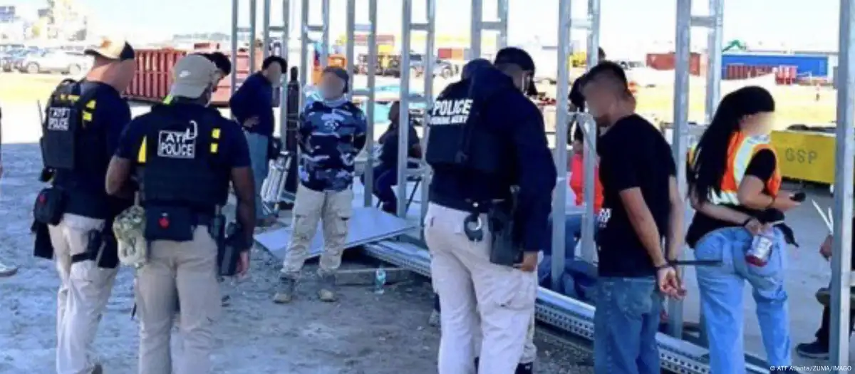 صدمة في كوريا بعد القبض على عمال هيونداي في المصنع الأمريكي صدمة في كوريا بعد القبض على عمال هيونداي في المصنع الأمريكي 1