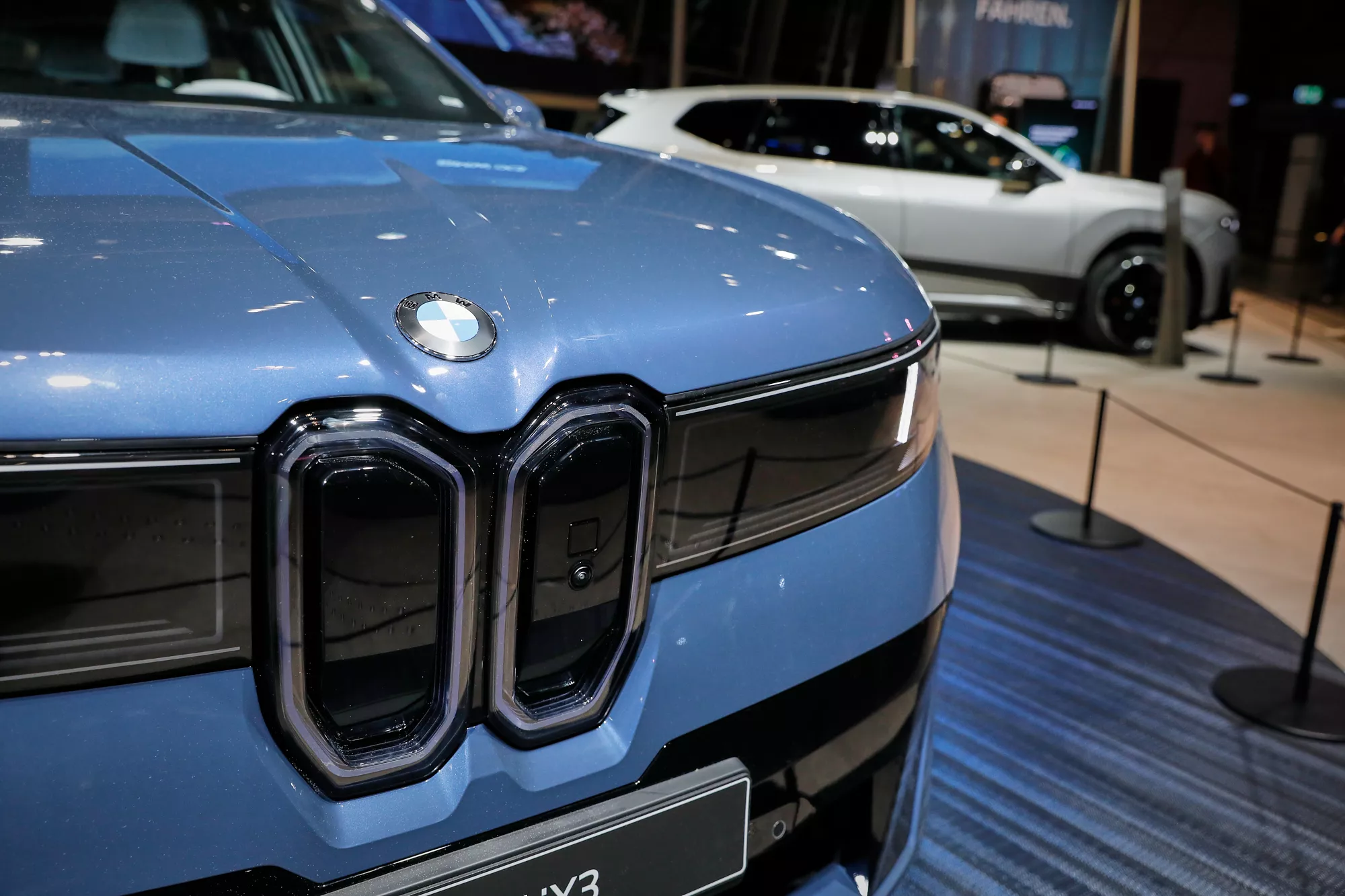 بي ام دبليو تحدث شعارها بداية من موديل iX3 الكهربائي 3