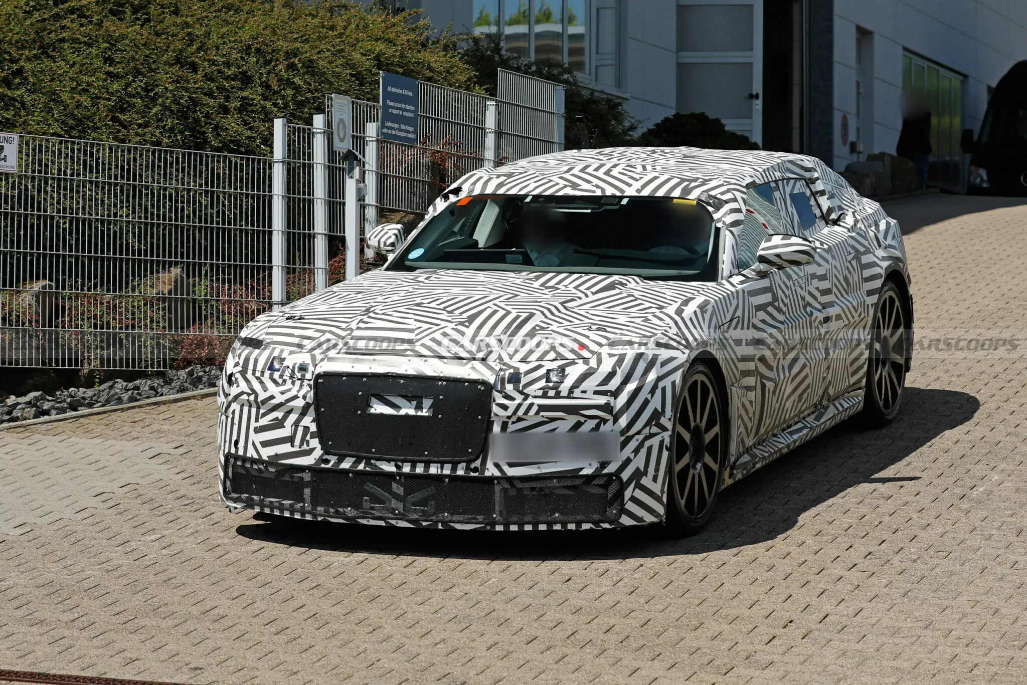 جاكوار تحاول جذب العملاء لسيارتها الكهربائية الجديدة بصوت V8 مزيف 1