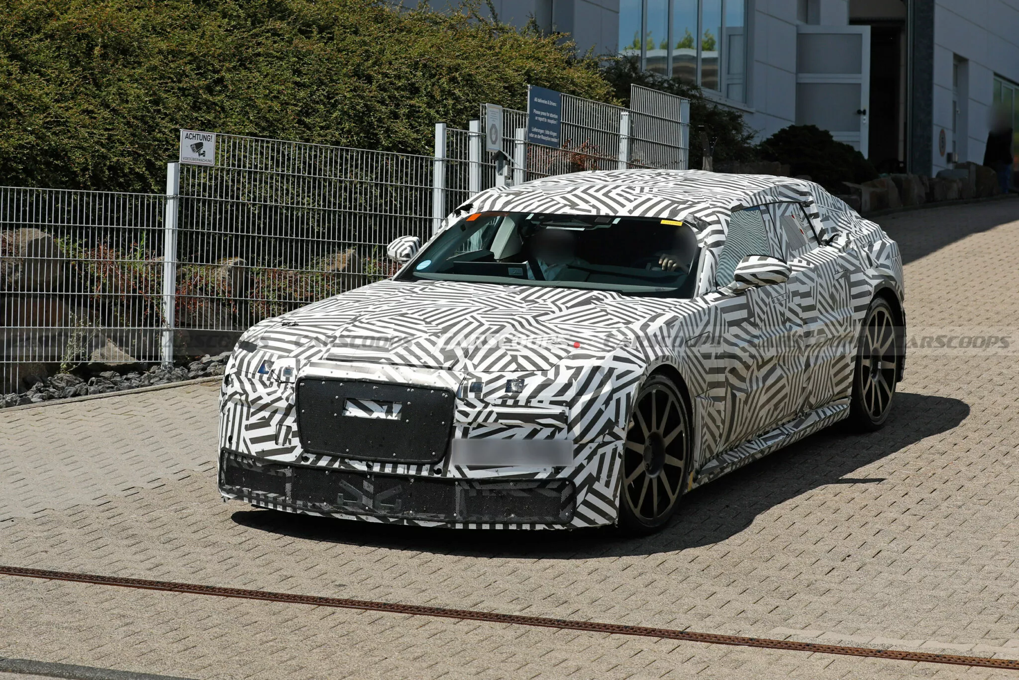 جاكوار تحاول جذب العملاء لسيارتها الكهربائية الجديدة بصوت V8 مزيف 2