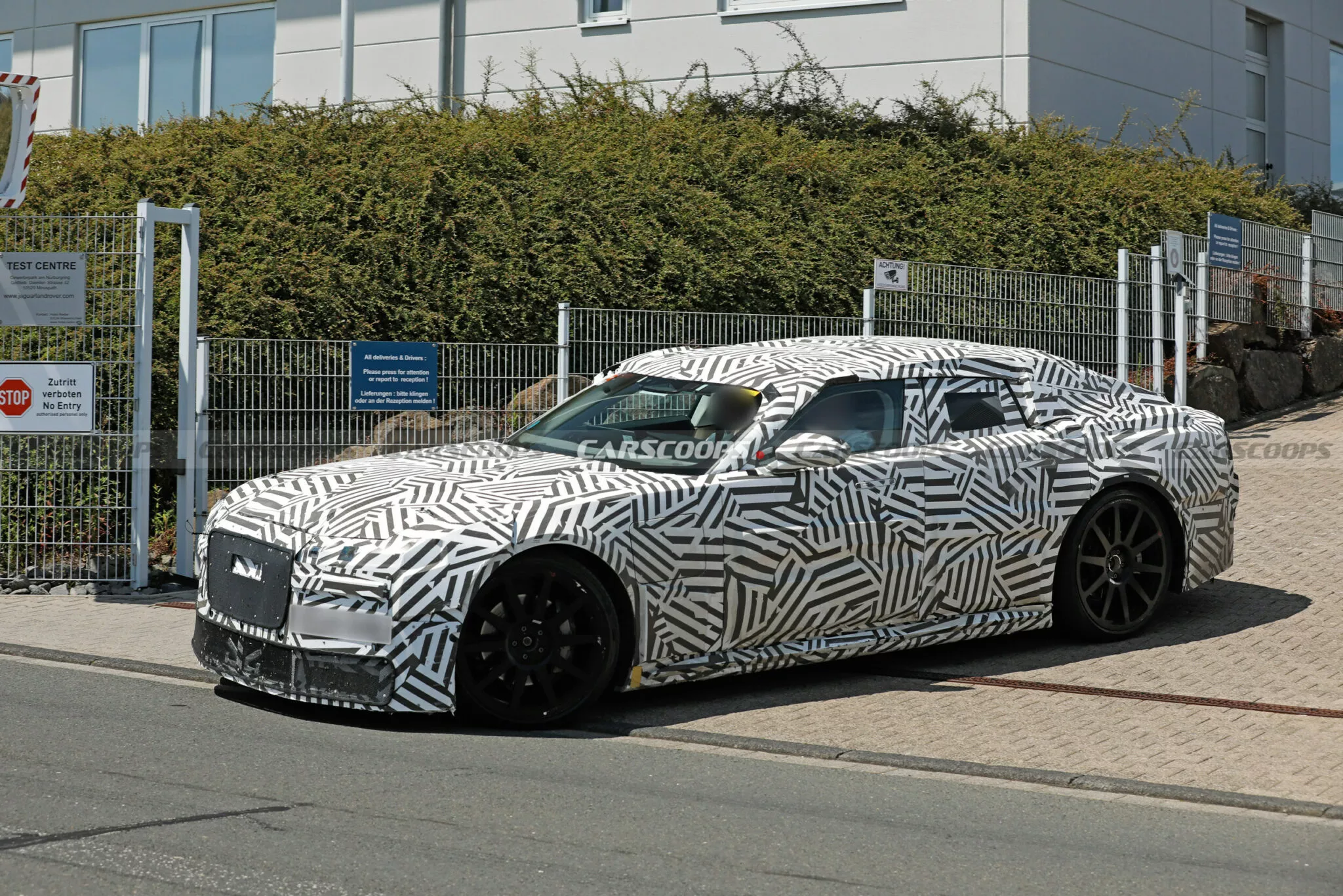 جاكوار تحاول جذب العملاء لسيارتها الكهربائية الجديدة بصوت V8 مزيف 3