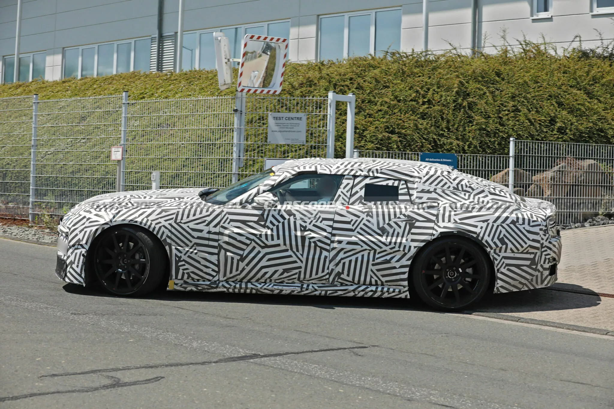 جاكوار تحاول جذب العملاء لسيارتها الكهربائية الجديدة بصوت V8 مزيف 5