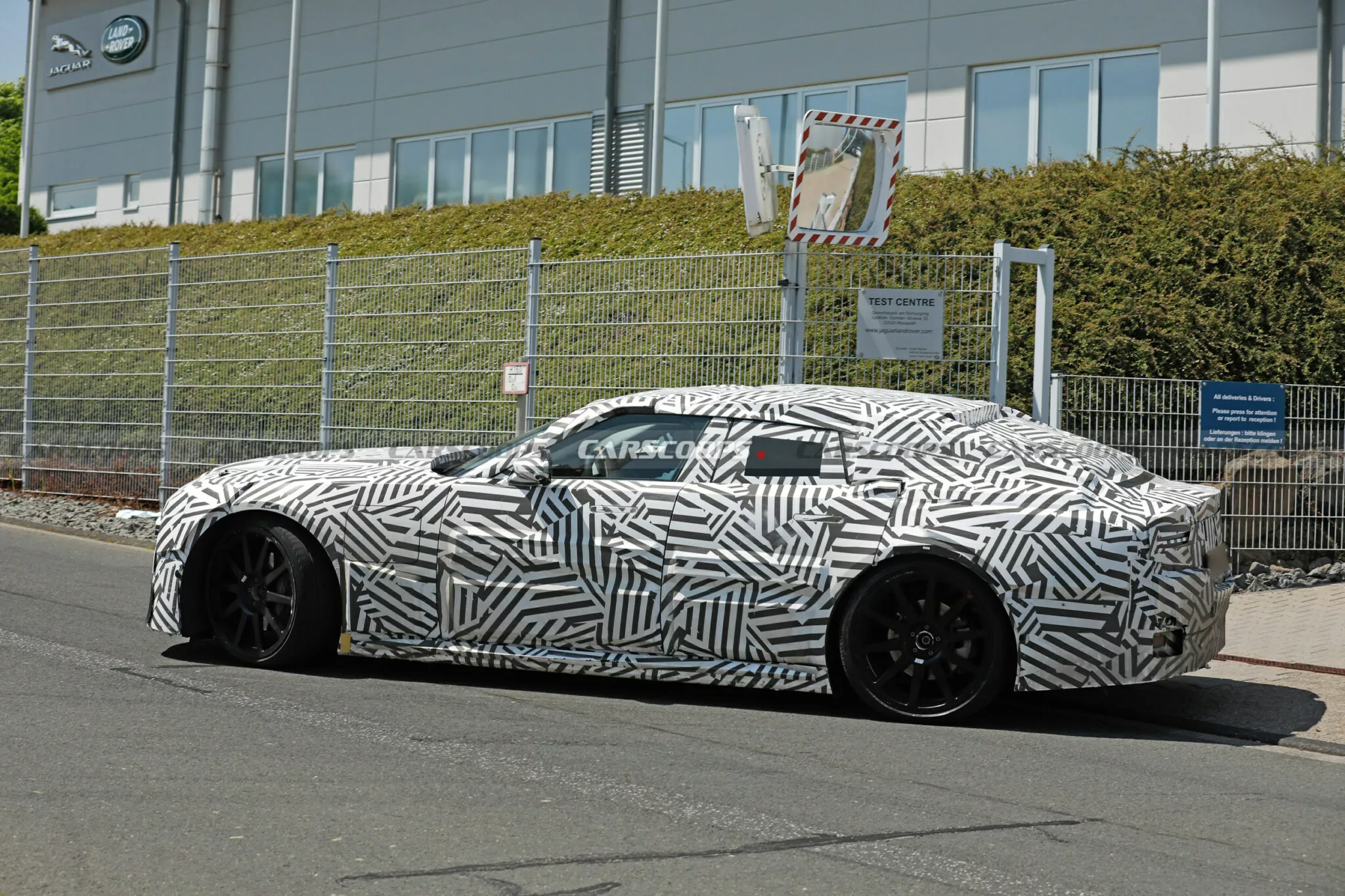 جاكوار تحاول جذب العملاء لسيارتها الكهربائية الجديدة بصوت V8 مزيف 6