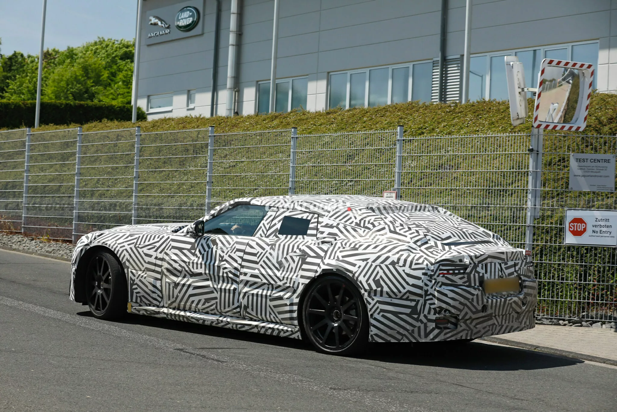 جاكوار تحاول جذب العملاء لسيارتها الكهربائية الجديدة بصوت V8 مزيف 7