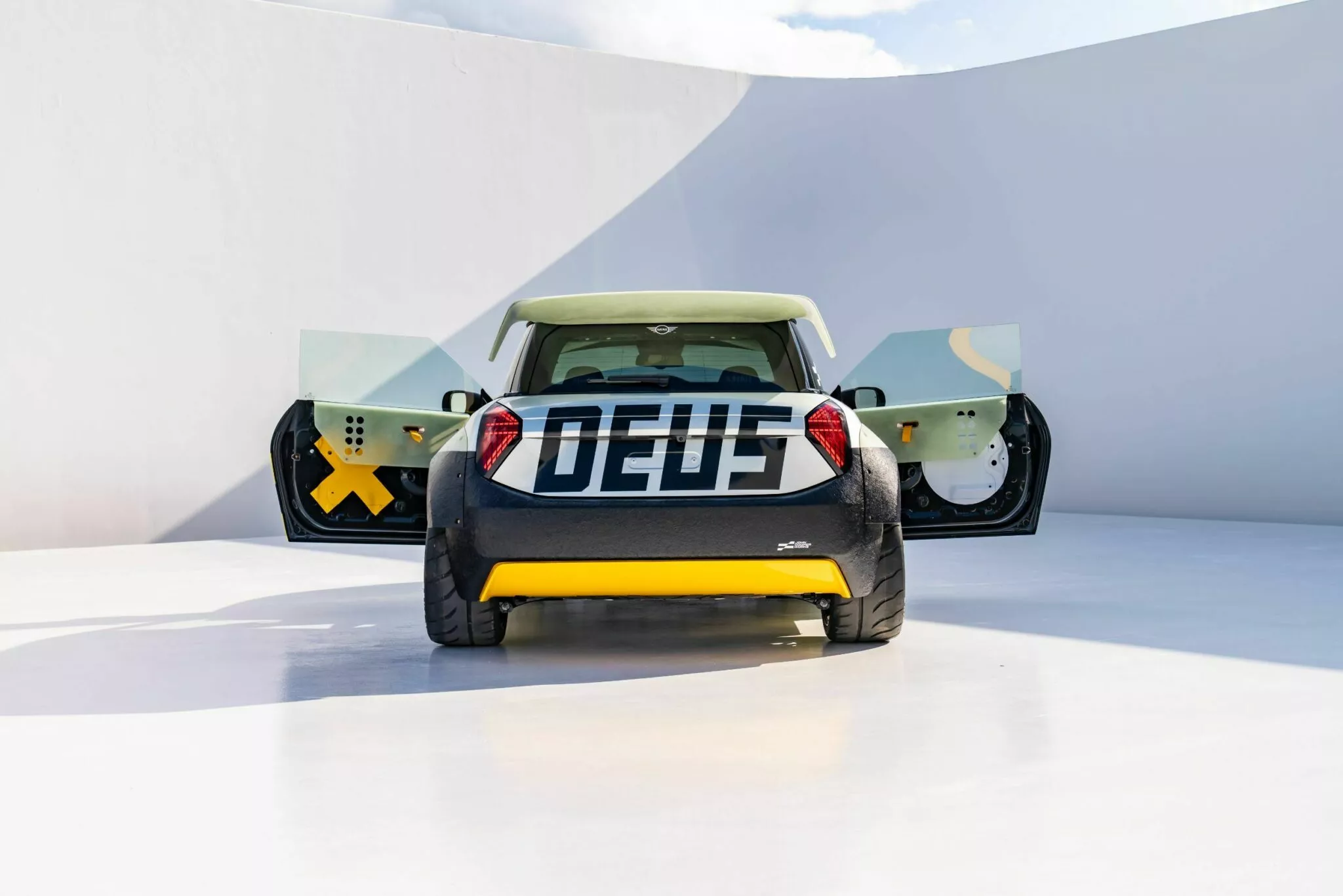 ميني تدشن نسختين مدهشتين من JCW بتصاميم مستوحاة من السباقات وركوب الأمواج 9