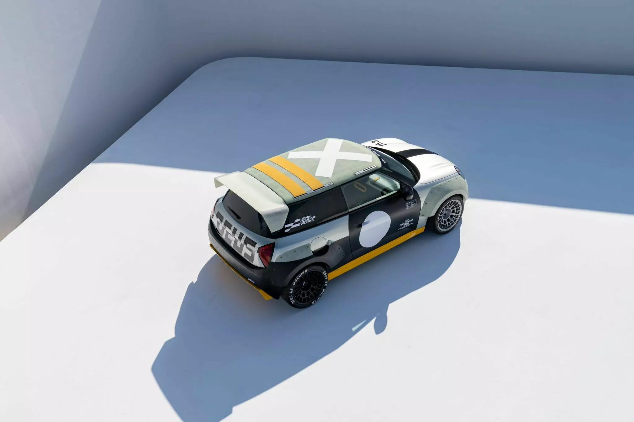 ميني تدشن نسختين مدهشتين من JCW بتصاميم مستوحاة من السباقات وركوب الأمواج 10