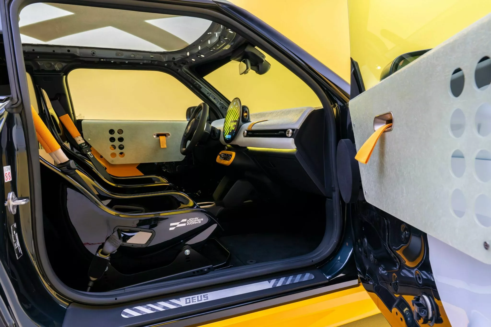 ميني تدشن نسختين مدهشتين من JCW بتصاميم مستوحاة من السباقات وركوب الأمواج 12