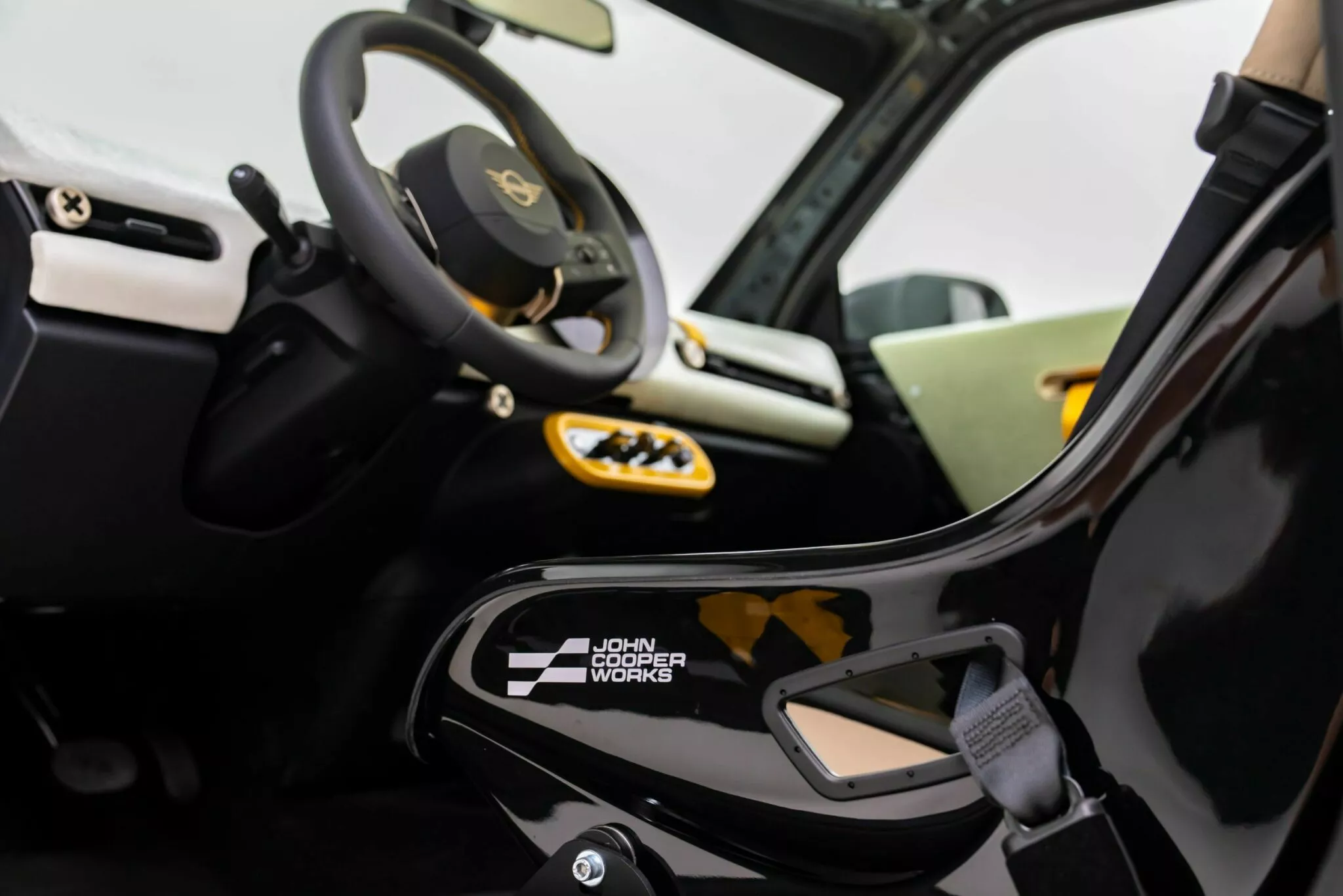 ميني تدشن نسختين مدهشتين من JCW بتصاميم مستوحاة من السباقات وركوب الأمواج 13