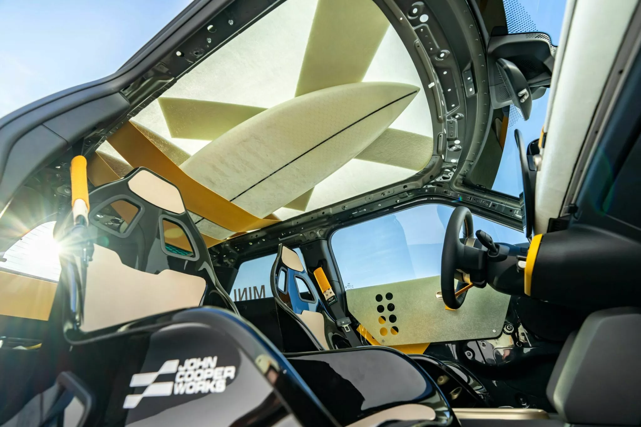 ميني تدشن نسختين مدهشتين من JCW بتصاميم مستوحاة من السباقات وركوب الأمواج 4