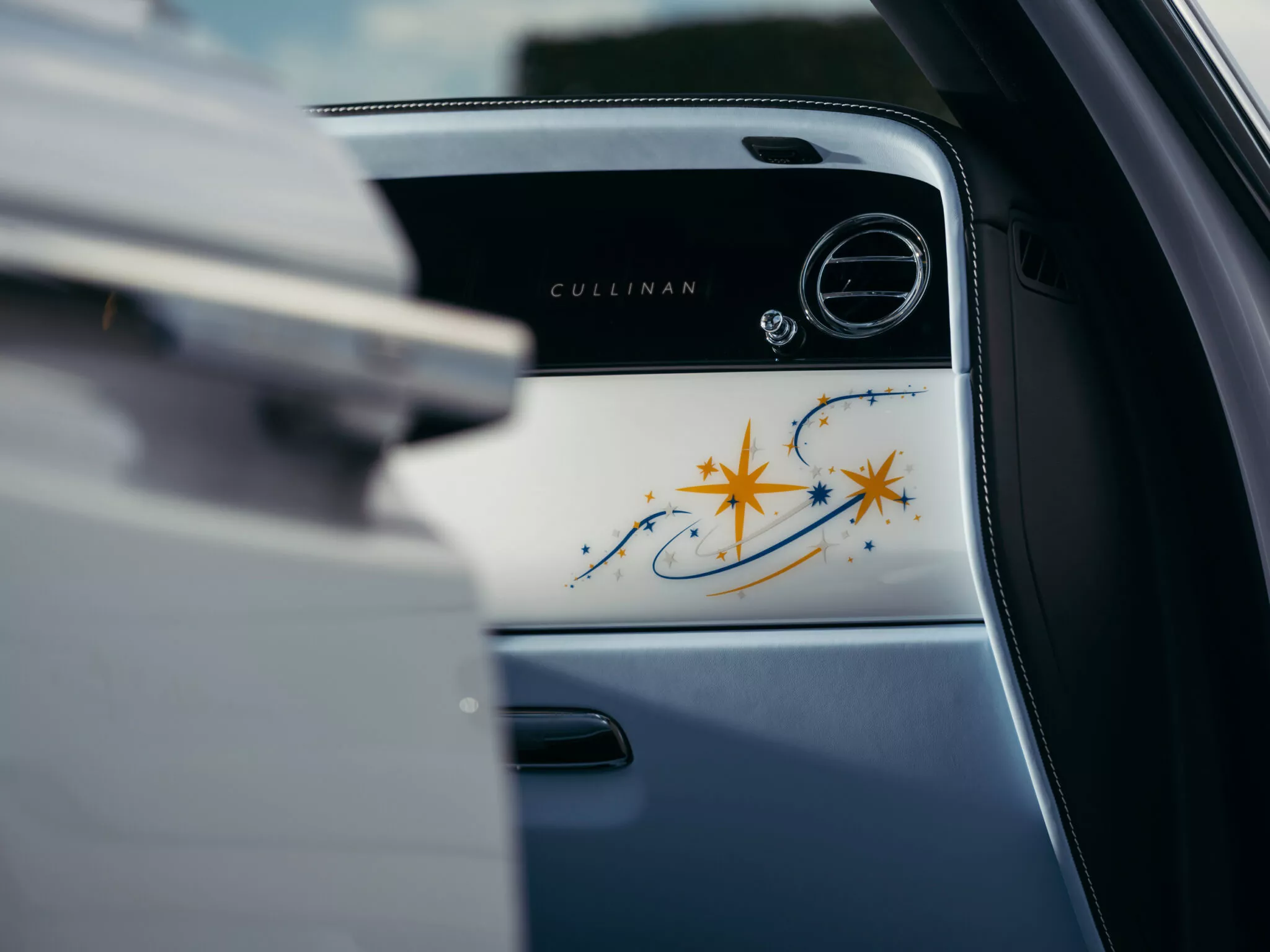رولزرويس كولينان تحصل على إصدار "كوزموس" الكوني بأفخم داخلية من العلامة رولزرويس كولينان تحصل على إصدار "كوزموس" الكوني بأفخم داخلية من العلامة 10