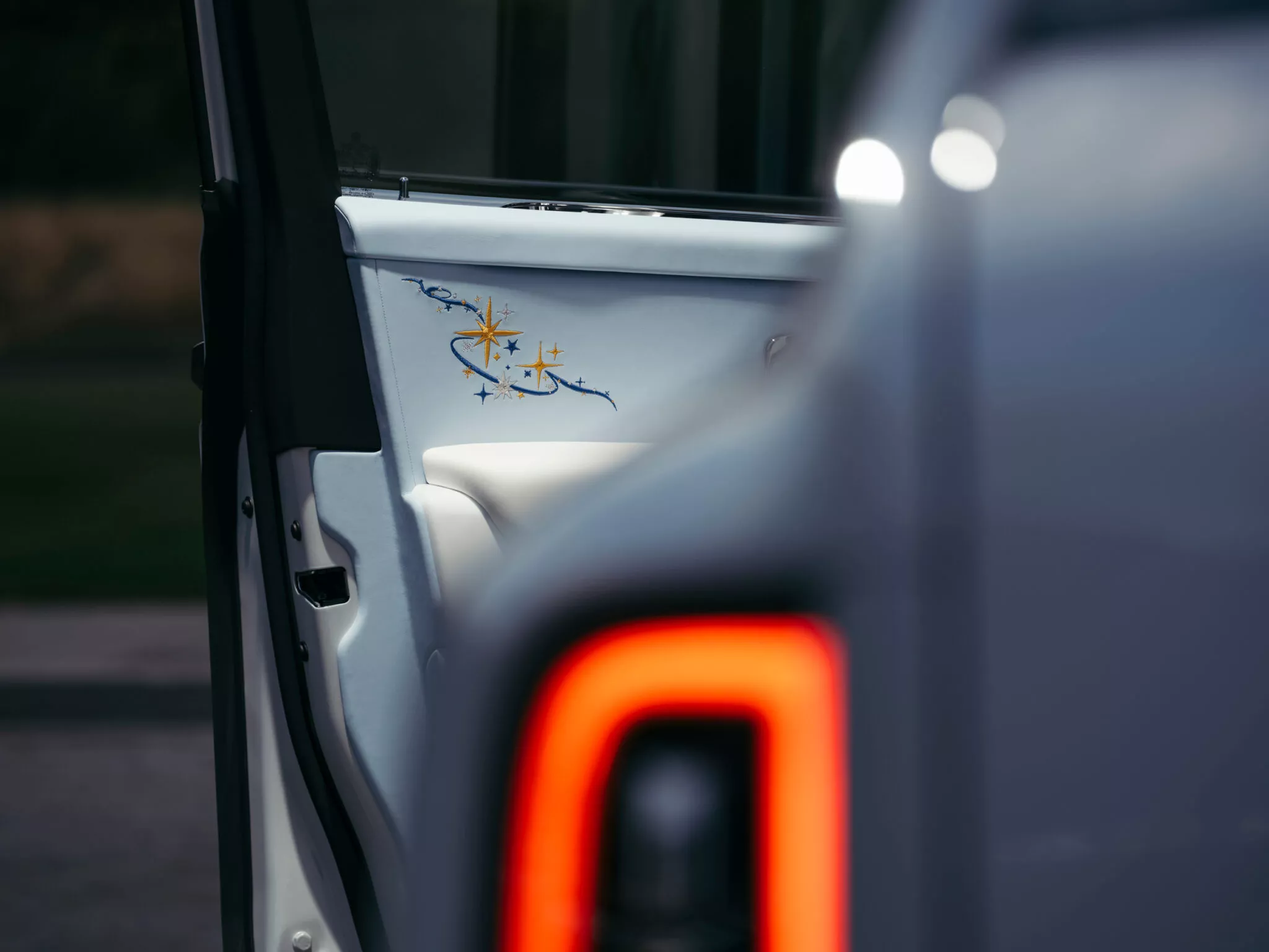 رولزرويس كولينان تحصل على إصدار "كوزموس" الكوني بأفخم داخلية من العلامة رولزرويس كولينان تحصل على إصدار "كوزموس" الكوني بأفخم داخلية من العلامة 11