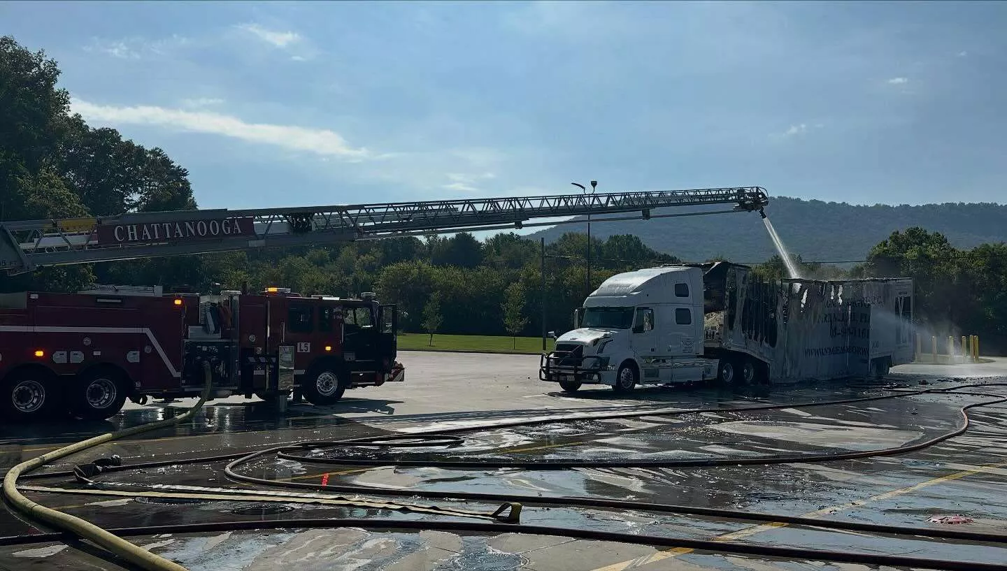 حريق يلتهم خمس سيارات خارقة في أمريكا 6