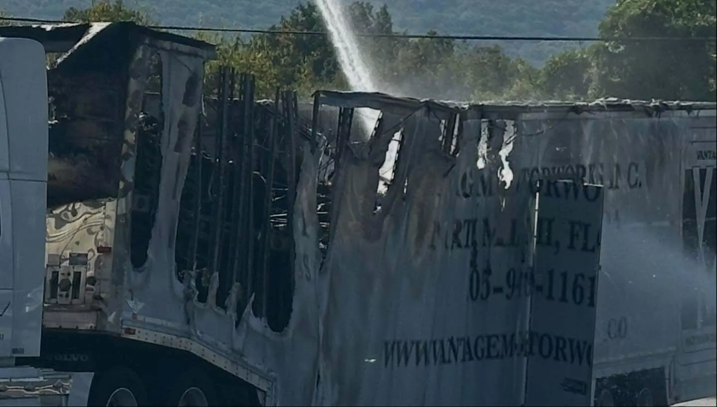 حريق يلتهم خمس سيارات خارقة في أمريكا 8