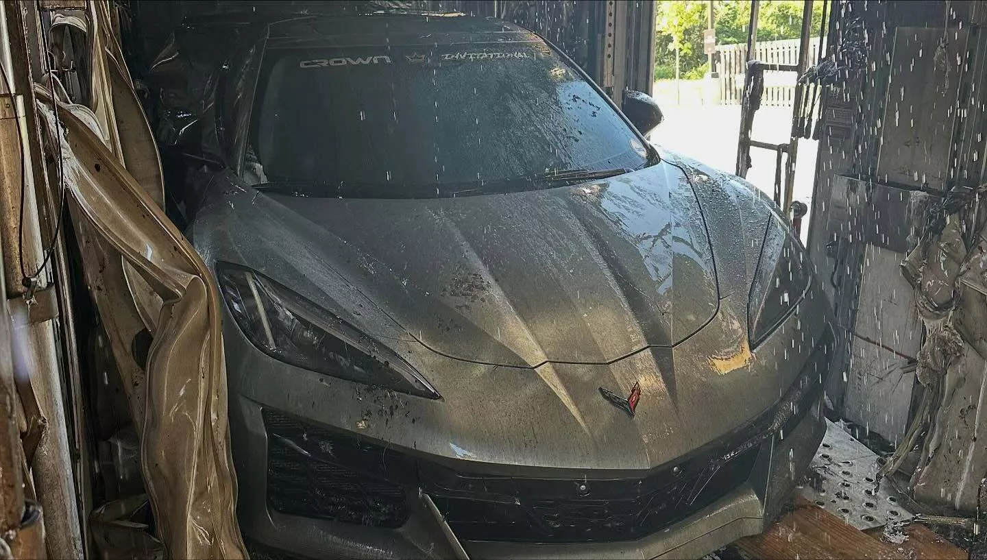 حريق يلتهم خمس سيارات خارقة في أمريكا 9