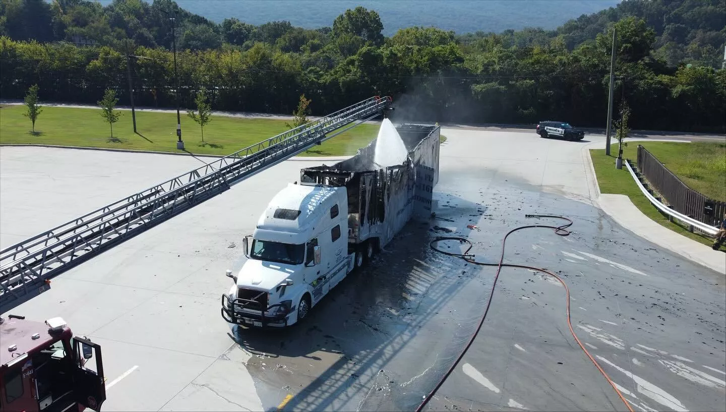 حريق يلتهم خمس سيارات خارقة في أمريكا 12