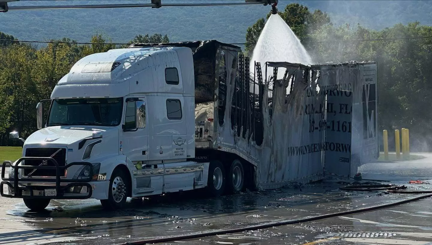 حريق يلتهم خمس سيارات خارقة في أمريكا 13