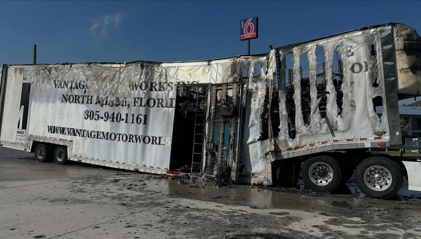 حريق يلتهم خمس سيارات خارقة في أمريكا 1