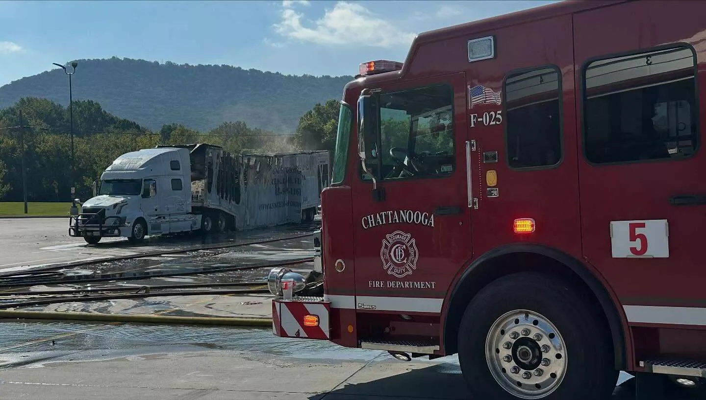 حريق يلتهم خمس سيارات خارقة في أمريكا 2