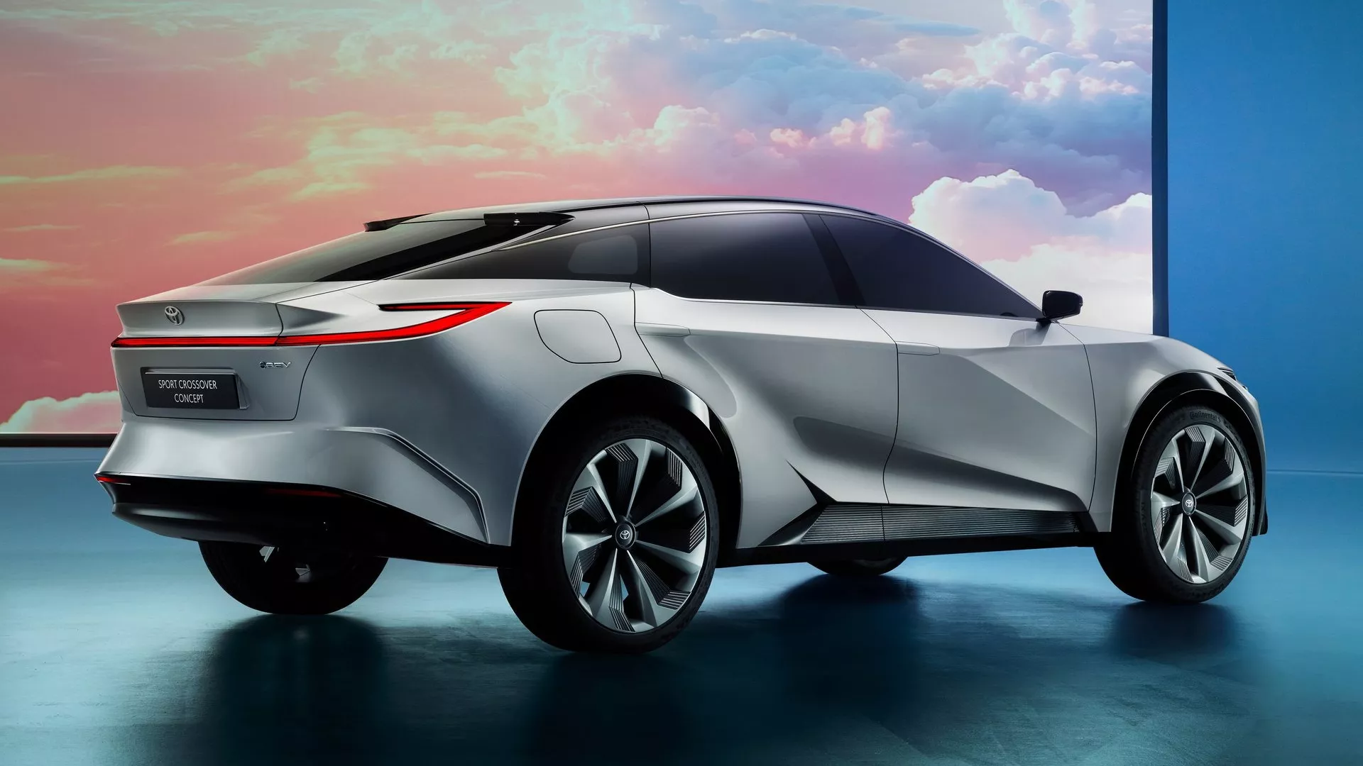 تويوتا تكشف خطط إنتاج لاندكروزر وراف فور الكهربائيتين 2