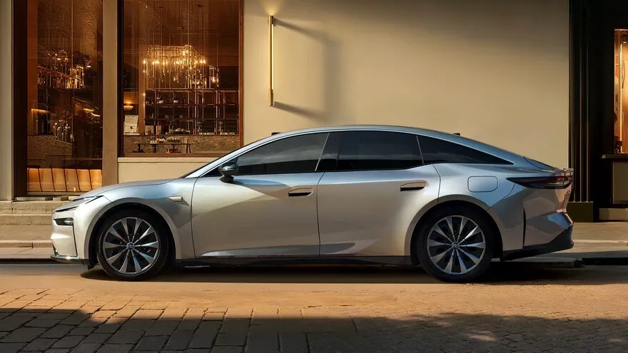 تويوتا تكشف عن bZ7 سيدان كهربائية فاخرة بالتعاون مع هواوي وشاومي 4