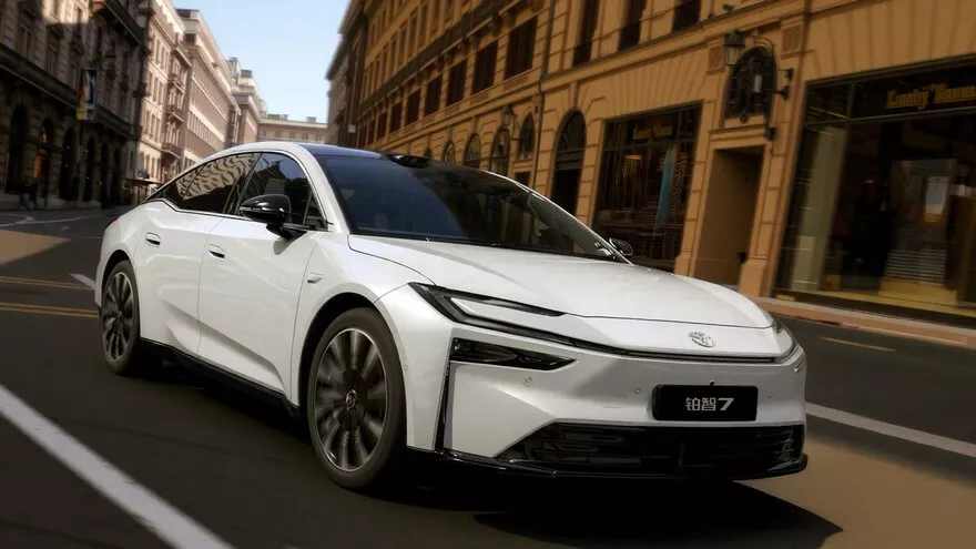 تويوتا تكشف عن bZ7 سيدان كهربائية فاخرة بالتعاون مع هواوي وشاومي 6