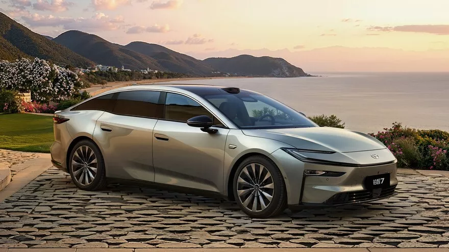 تويوتا تكشف عن bZ7 سيدان كهربائية فاخرة بالتعاون مع هواوي وشاومي 8