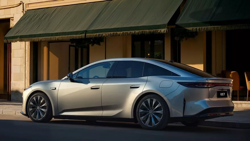 تويوتا تكشف عن bZ7 سيدان كهربائية فاخرة بالتعاون مع هواوي وشاومي 1