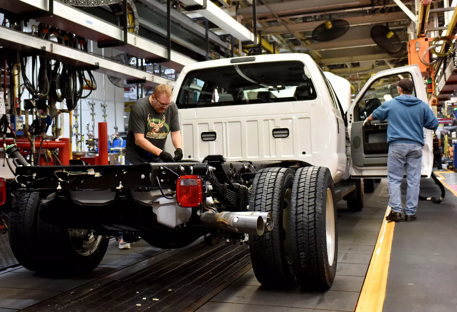 جنرال موتورز وفورد دفعوا مليارات الدولارات لتيسلا بسبب السياسات البيئية قبل تدخل ترامب 2