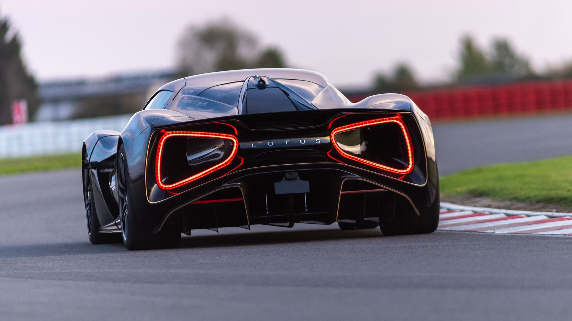 مواصفات وأسعار لوتس إيفايا 2026 الجديدة أقوى سيارة إنتاجية للعلامة حتى الآن (صور حية) مواصفات وأسعار لوتس إيفايا الجديدة كلياً