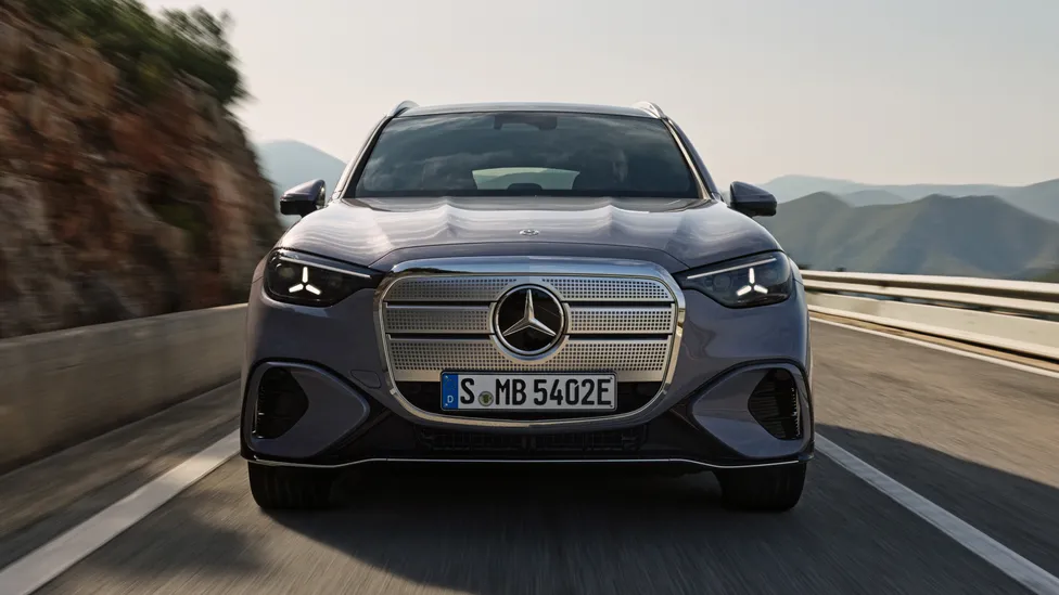 مرسيدس GLC الجديدة كليًا تظهر بواجهة مضيئة وشاشة داخلية هائلة 2