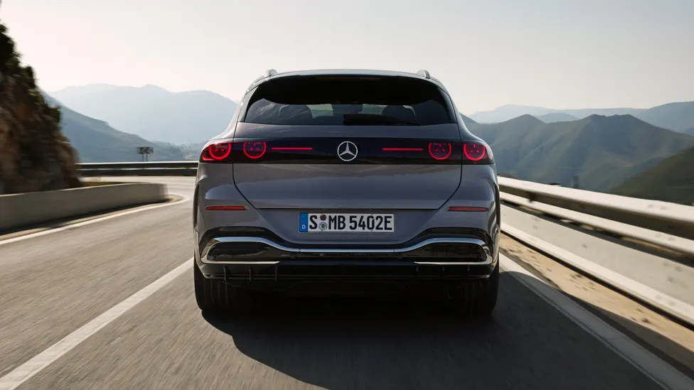 مرسيدس GLC الجديدة كليًا تظهر بواجهة مضيئة وشاشة داخلية هائلة 3