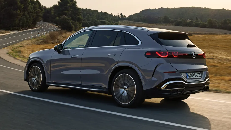 مرسيدس GLC الجديدة كليًا تظهر بواجهة مضيئة وشاشة داخلية هائلة 4