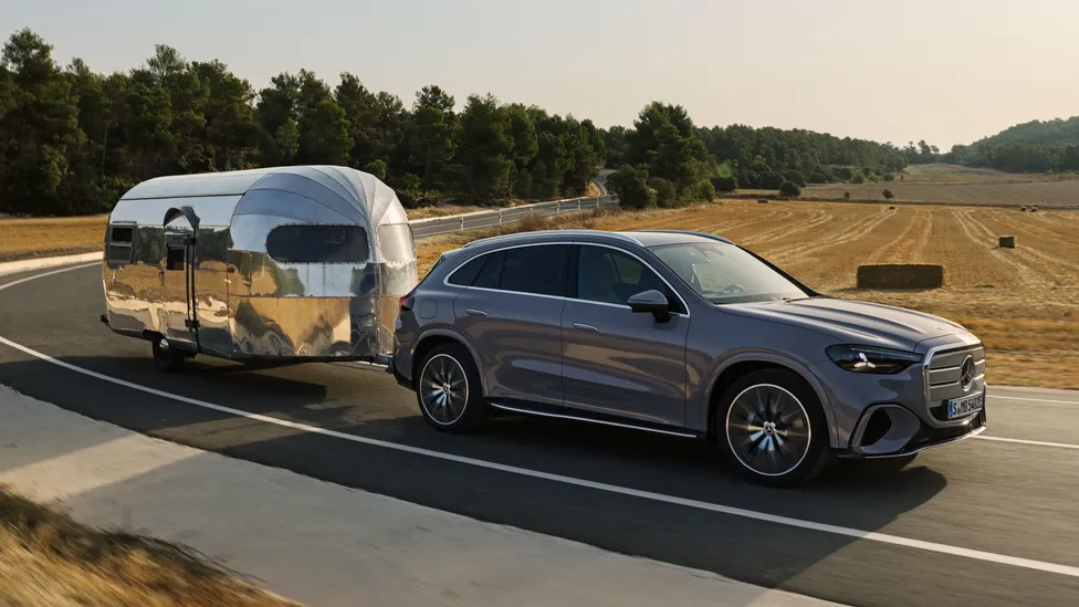 مرسيدس GLC الجديدة كليًا تظهر بواجهة مضيئة وشاشة داخلية هائلة 5