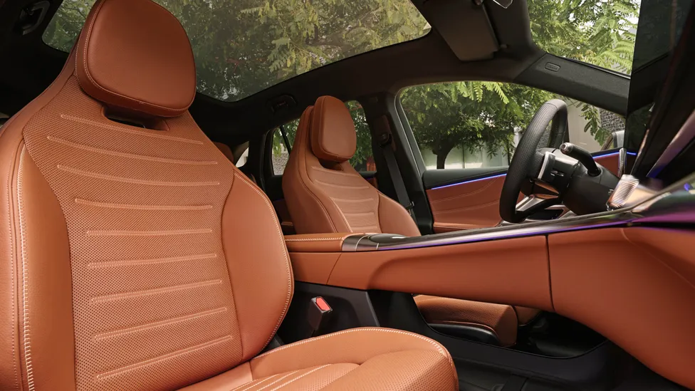 مرسيدس GLC الجديدة كليًا تظهر بواجهة مضيئة وشاشة داخلية هائلة 7