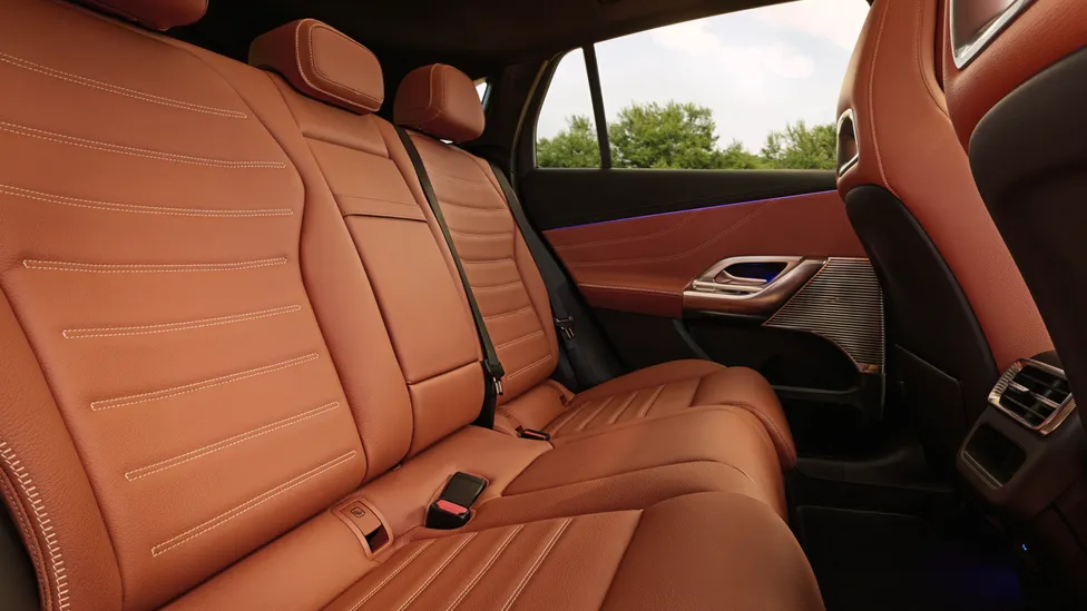 مرسيدس GLC الجديدة كليًا تظهر بواجهة مضيئة وشاشة داخلية هائلة 8