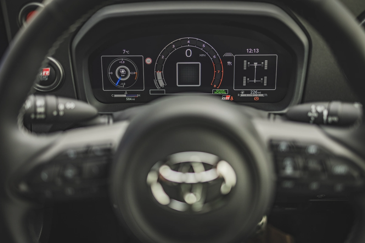 تويوتا-يارس-gr-المربع-نت-21