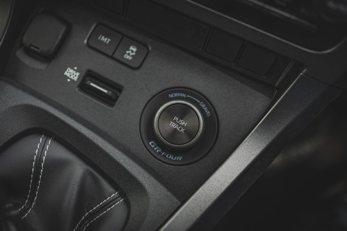 تويوتا-يارس-gr-المربع-نت-23