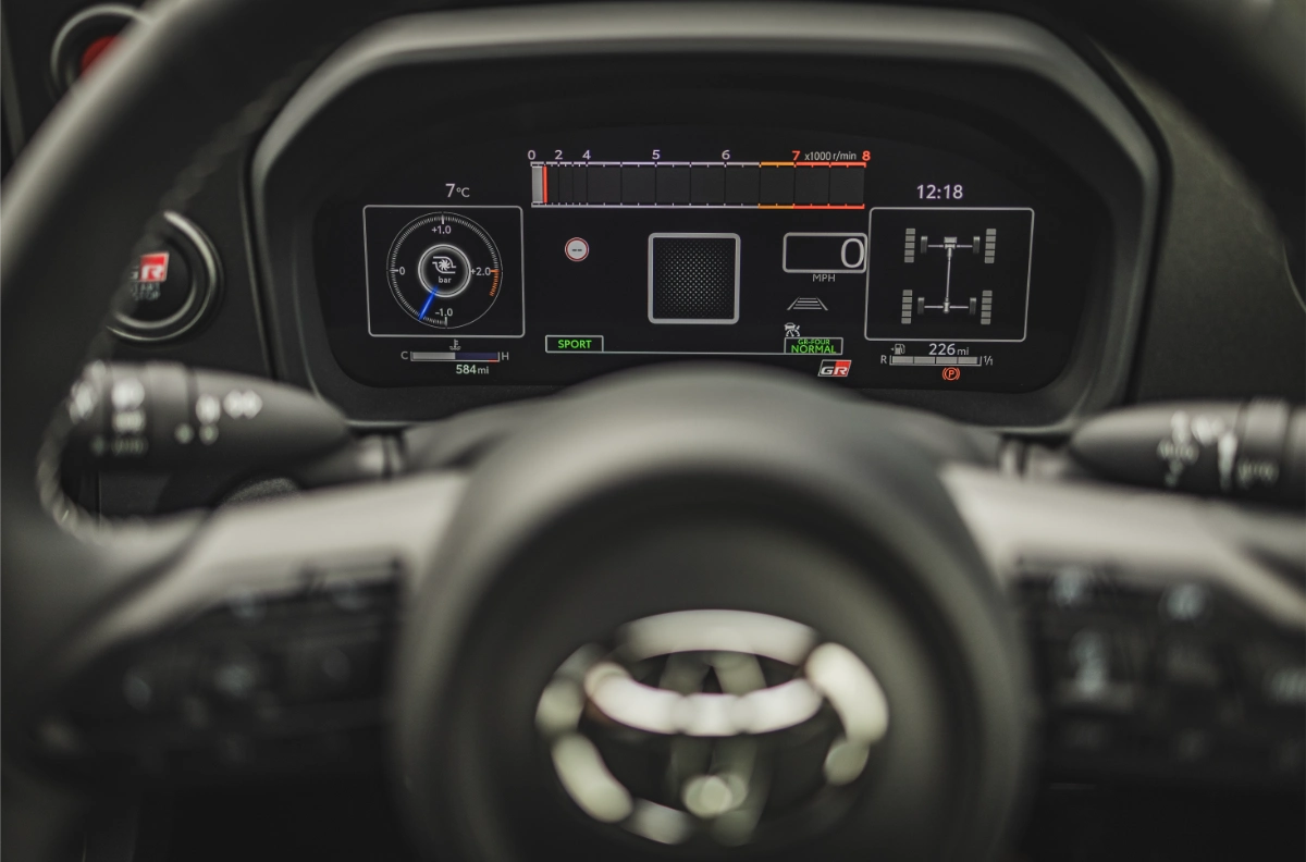 تويوتا-يارس-gr-المربع-نت-25