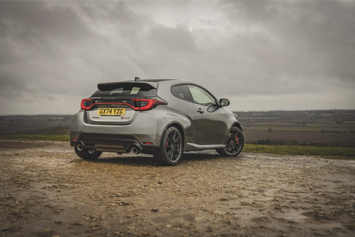 تويوتا-يارس-gr-المربع-نت-3