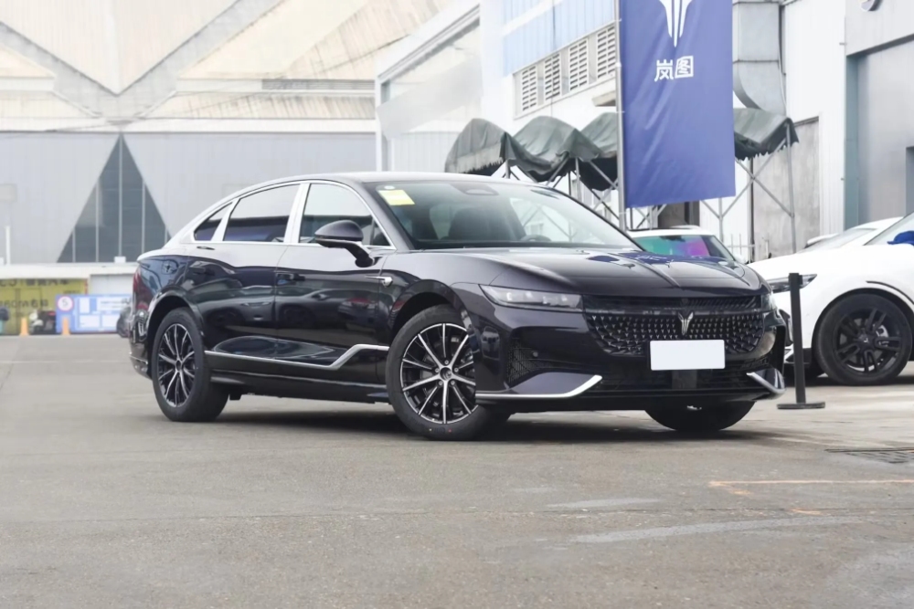 مواصفات وصور فويا باشن 2025 السيدان الصينية