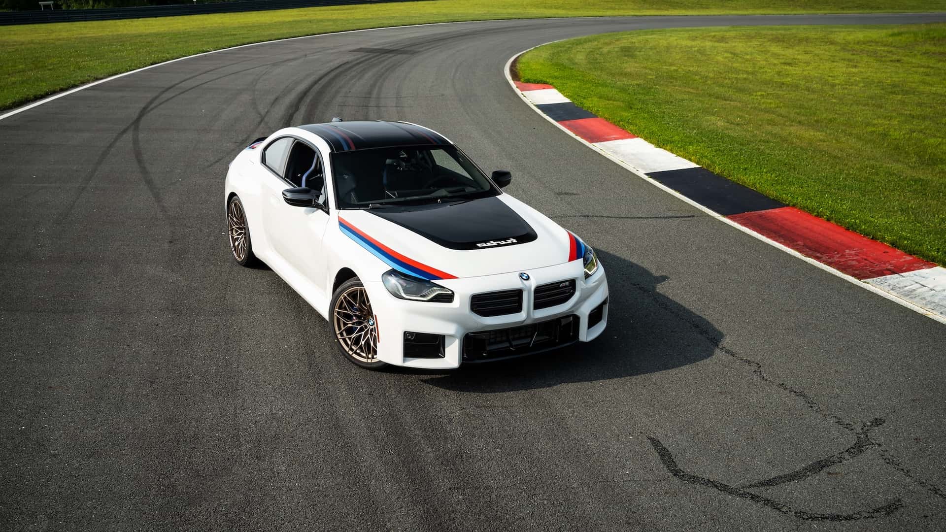 بي ام دبليو M2 تحصل على إصدار كلاسيكي حصري جداً مستوحى من السبعينات بي ام دبليو M2 تحصل على إصدار كلاسيكي حصري جداً مستوحى من السبعينات 10