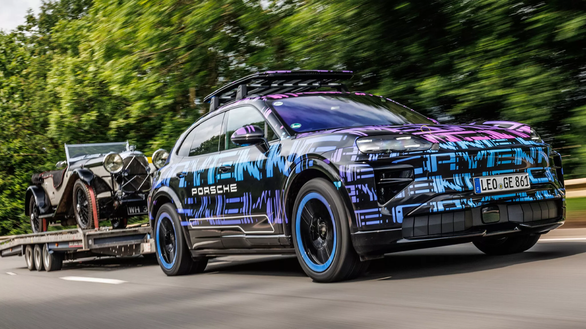 بورش تكشف مقصورة كايين الكهربائية بأربع شاشات ضخمة 2