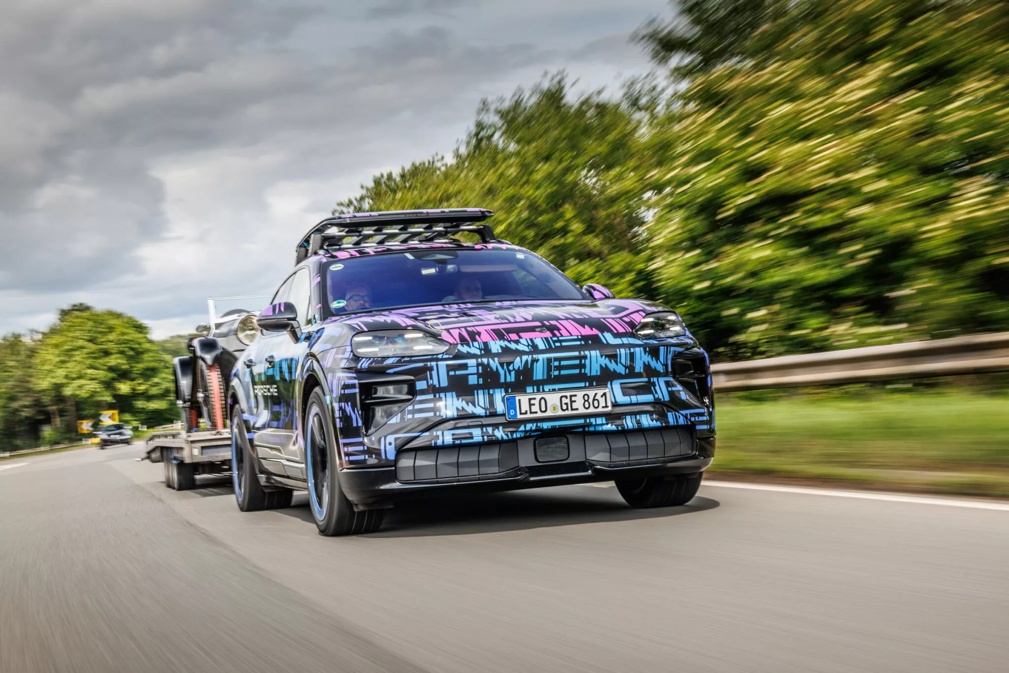 بورش تكشف مقصورة كايين الكهربائية بأربع شاشات ضخمة 12