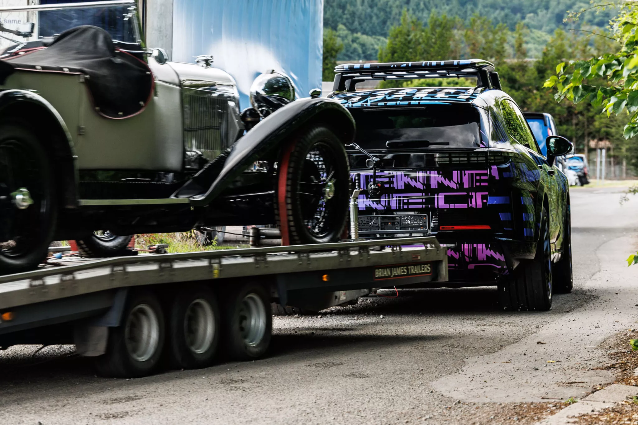 بورش تكشف مقصورة كايين الكهربائية بأربع شاشات ضخمة 13