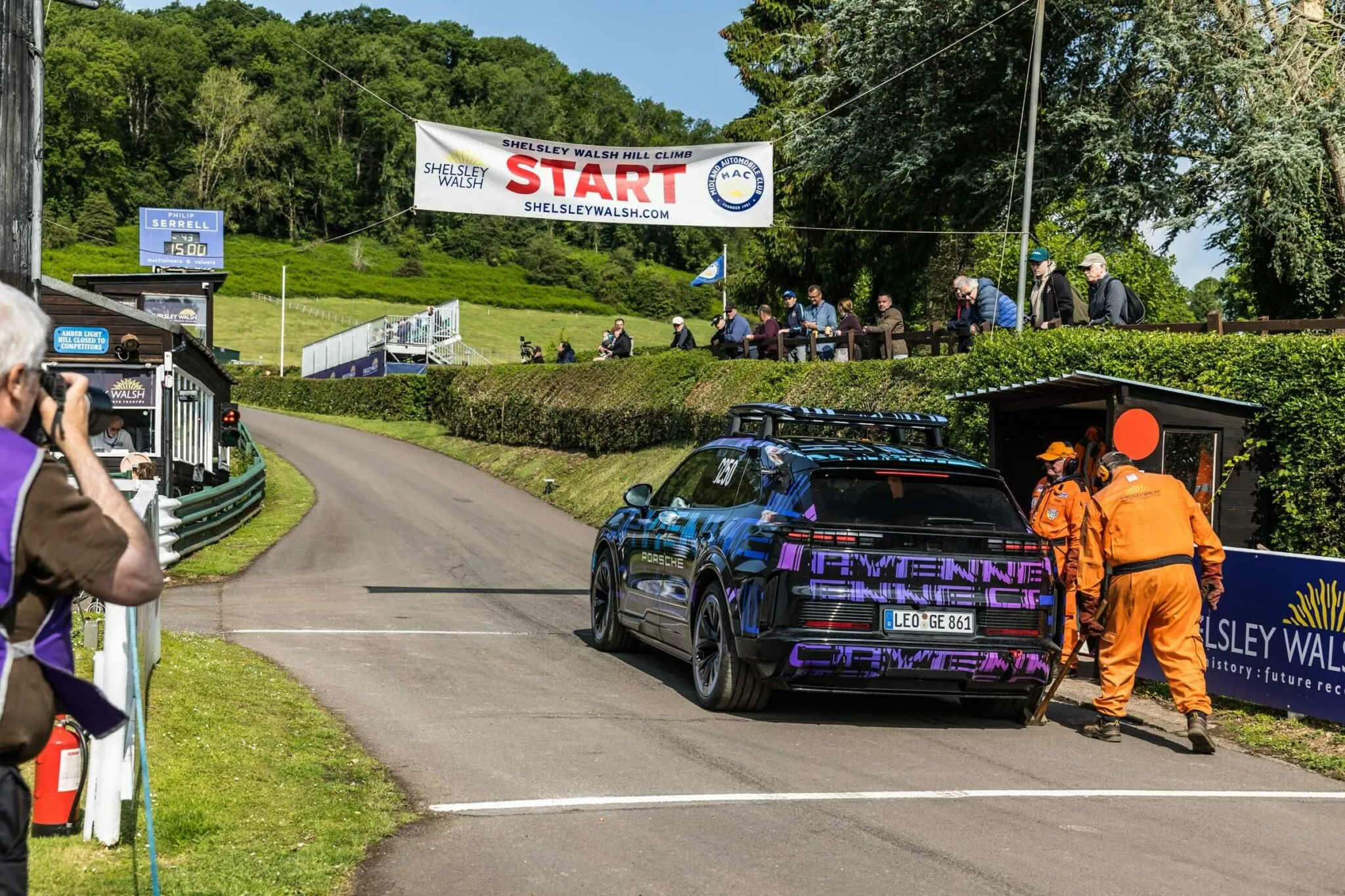 بورش تكشف مقصورة كايين الكهربائية بأربع شاشات ضخمة 14