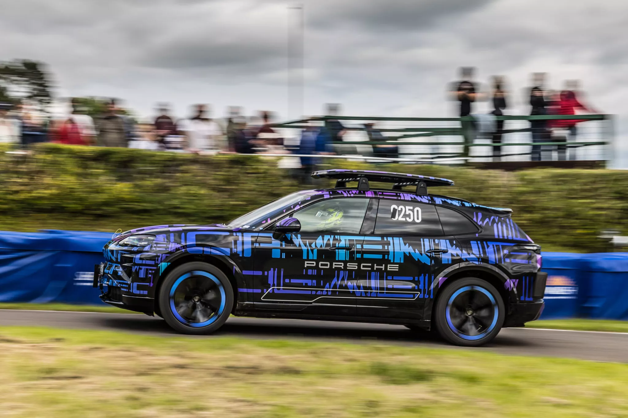 بورش تكشف مقصورة كايين الكهربائية بأربع شاشات ضخمة 3