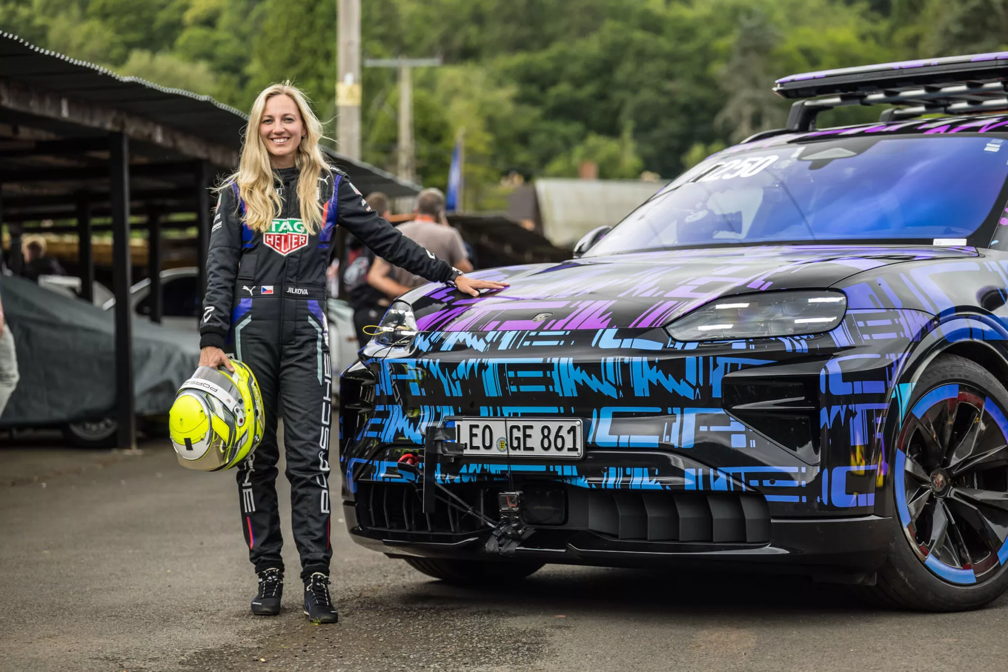 بورش تكشف مقصورة كايين الكهربائية بأربع شاشات ضخمة 16