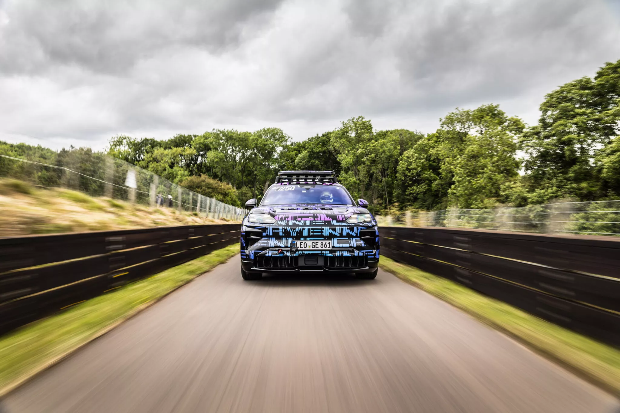 بورش تكشف مقصورة كايين الكهربائية بأربع شاشات ضخمة 18