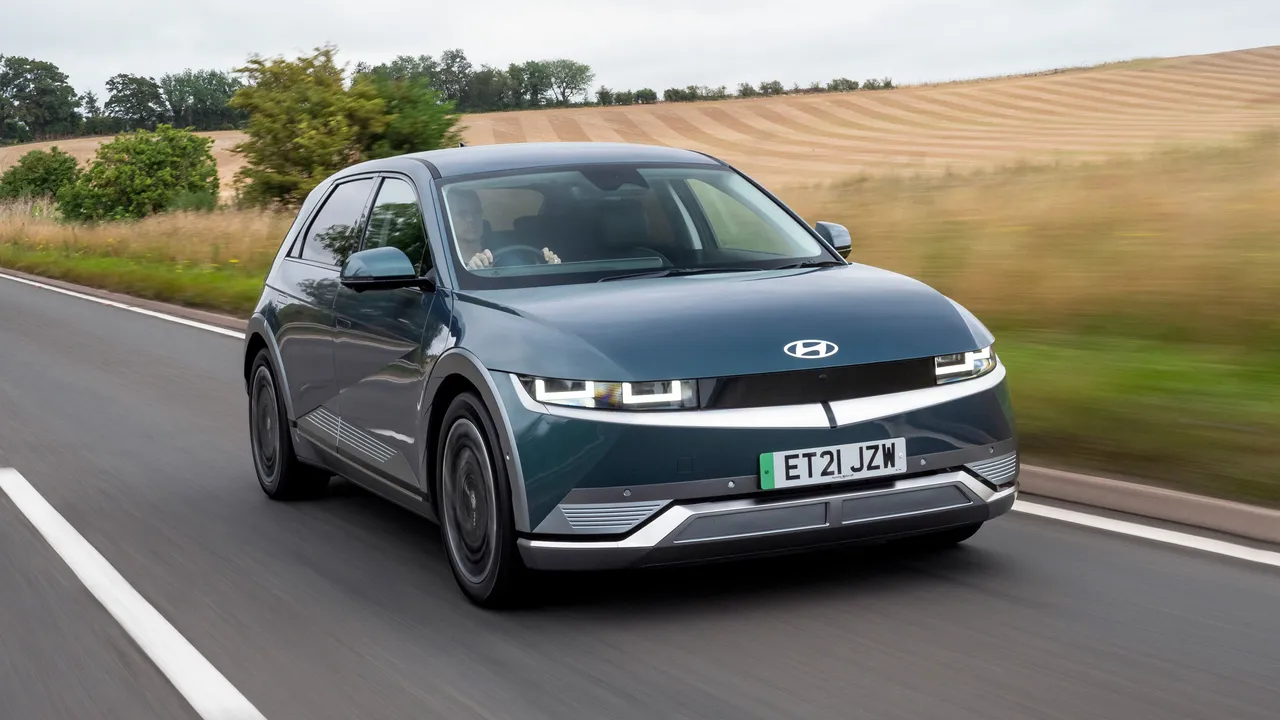 تأثير السيارات الكهربائية على البيئة مقارنة بالوقود التقليدي تأثير السيارات الكهربائية على البيئة مقارنة بالوقود التقليدي 3